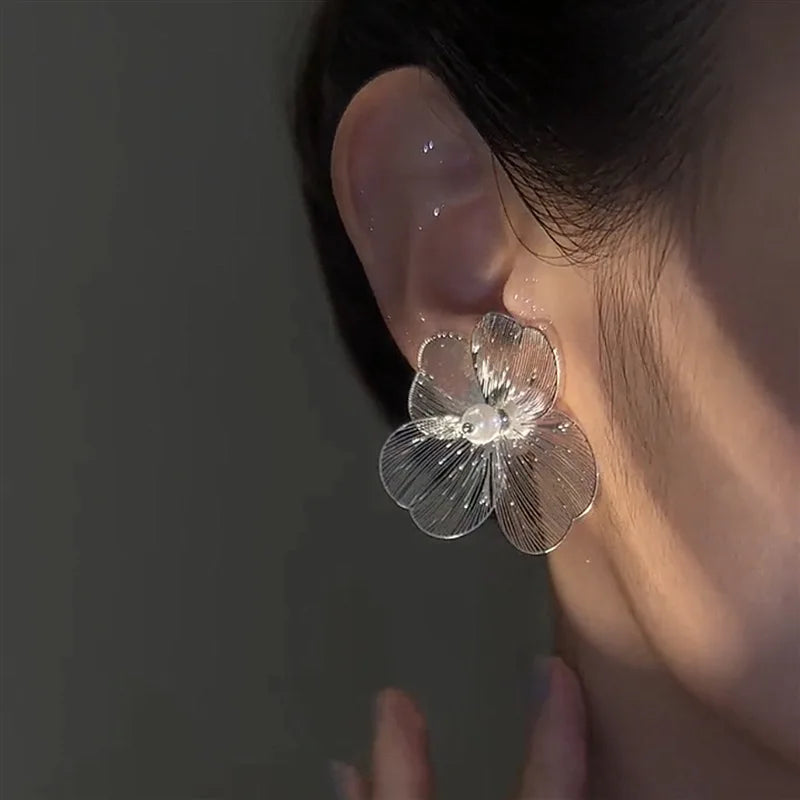 Ohrstecker Blume mit breiten weißen Blütenblättern