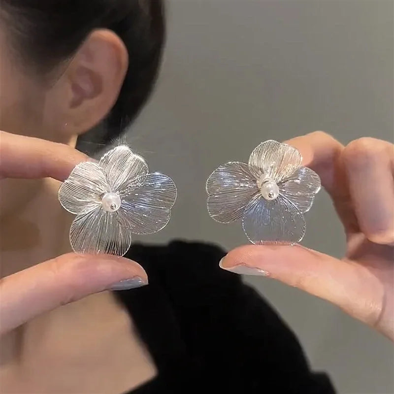 Ohrstecker Blume mit breiten weißen Blütenblättern