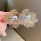 Ohrstecker Blume mit breiten weißen Blütenblättern