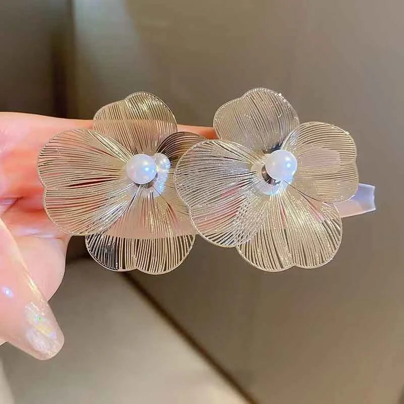 Ohrstecker Blume mit breiten weißen Blütenblättern