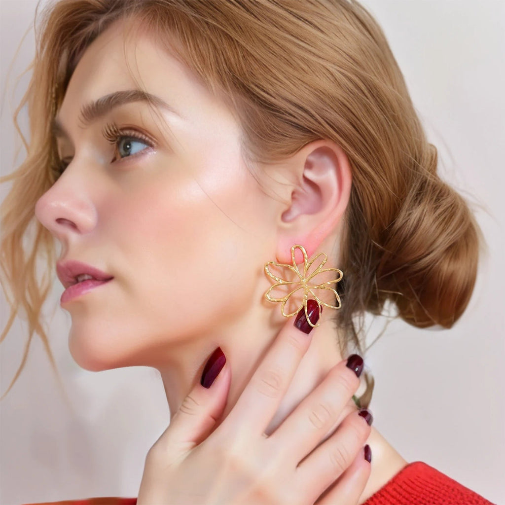 Asymmetrische Blüten Ohrstecker aus Gold
