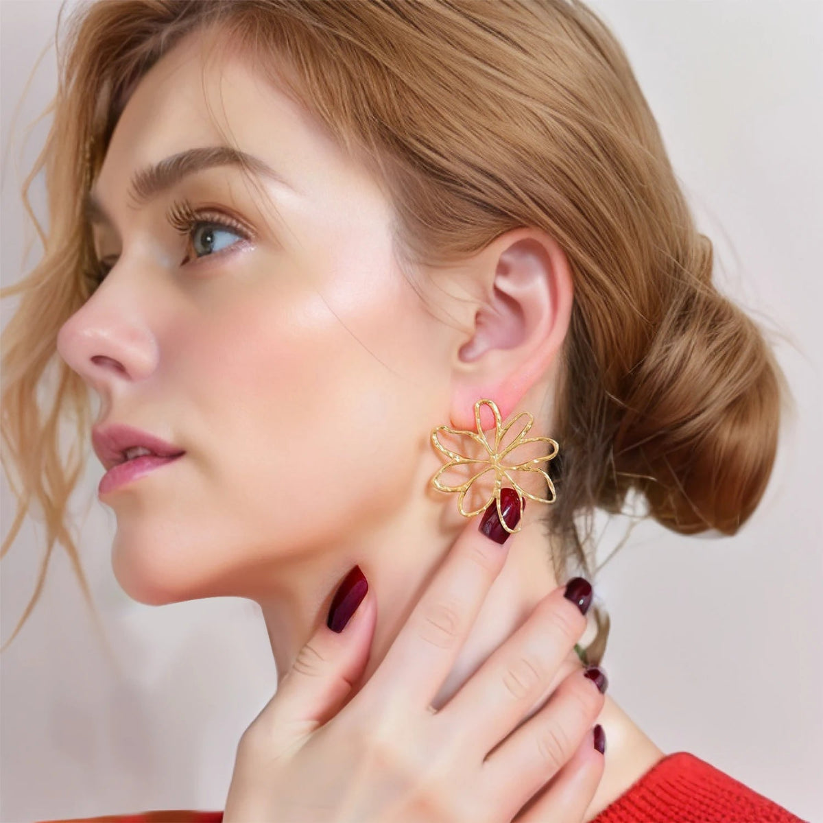 Asymmetrische Blüten Ohrstecker aus Gold