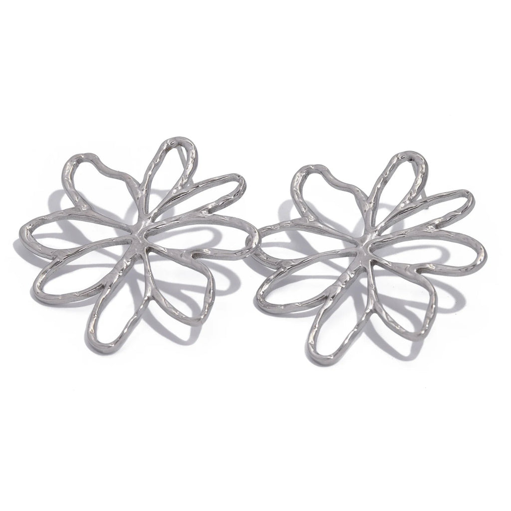 Asymmetrische Blüten Ohrstecker aus Silber
