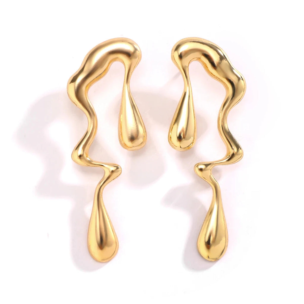 Asymmetrische Ohrstecker mit Wassertropfen in Gold