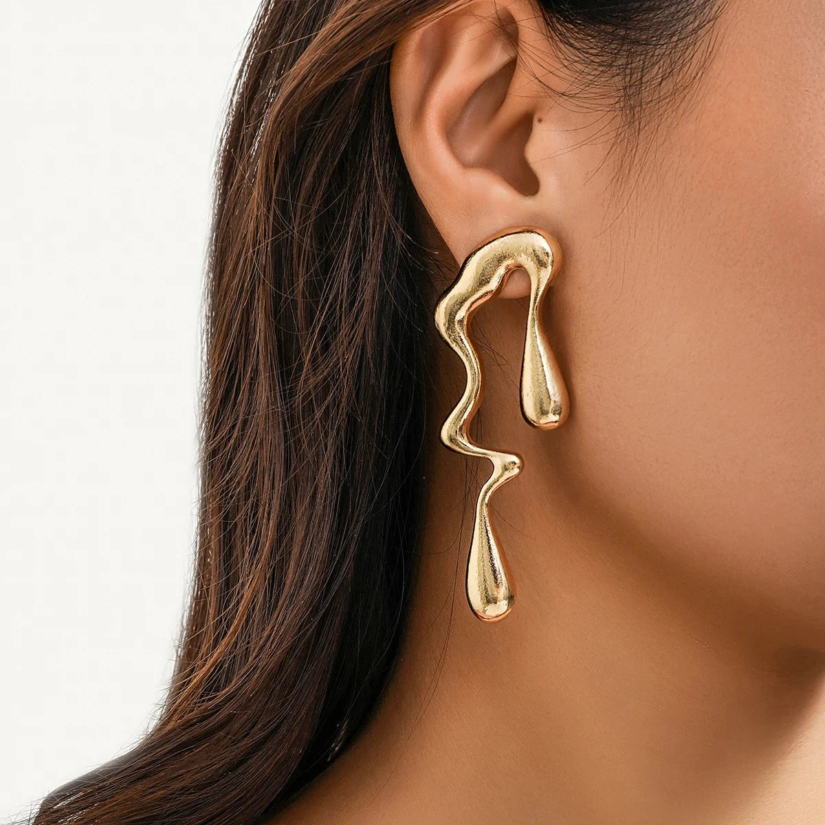 Asymmetrische Ohrstecker mit Wassertropfen in Gold