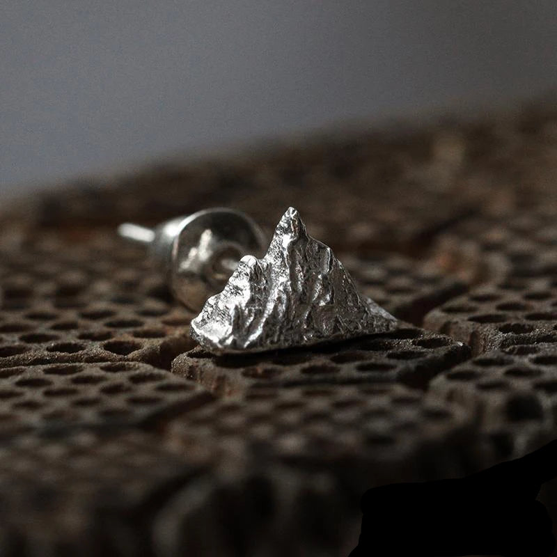 Ohrstecker Berge Silberfarben


Material: Stahl


Farben: Silber


Größe: 1 cm Durchmesser (siehe Bild)


Garantiert allergiefrei, geeignet für Männer, Frauen, Jungen oder Mädchen


Sehr sorgfältig verarbeitetes Produkt