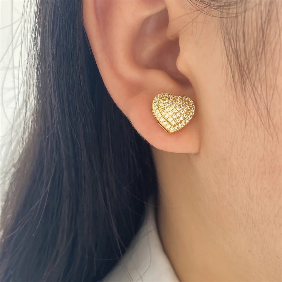 Gewölbte Herz-Ohrstecker mit Strass in Gold