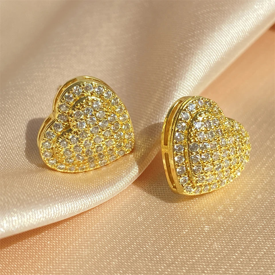 Gewölbte Herz-Ohrstecker mit Strass in Gold