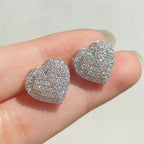 Gewölbte Herz-Ohrstecker mit Strass in Silber