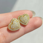 Gewölbte Herz-Ohrstecker mit Strass in Gold