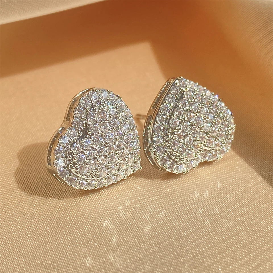 Gewölbte Herz-Ohrstecker mit Strass in Silber
