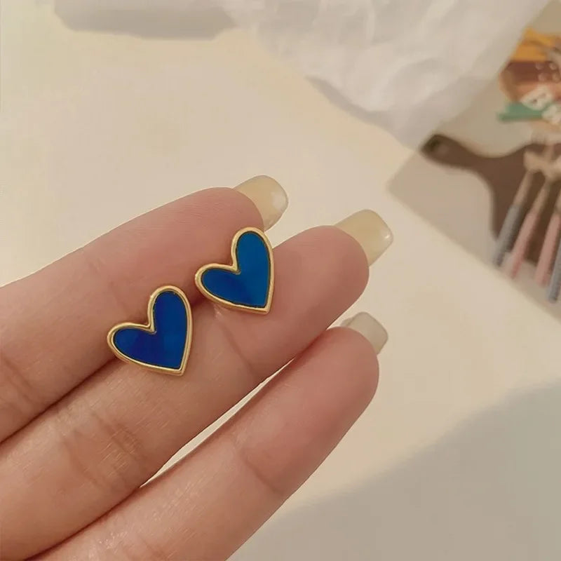 Herzohrringe mit blauem Perlmutt-Effekt