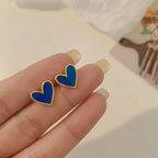 Herzohrringe mit blauem Perlmutt-Effekt