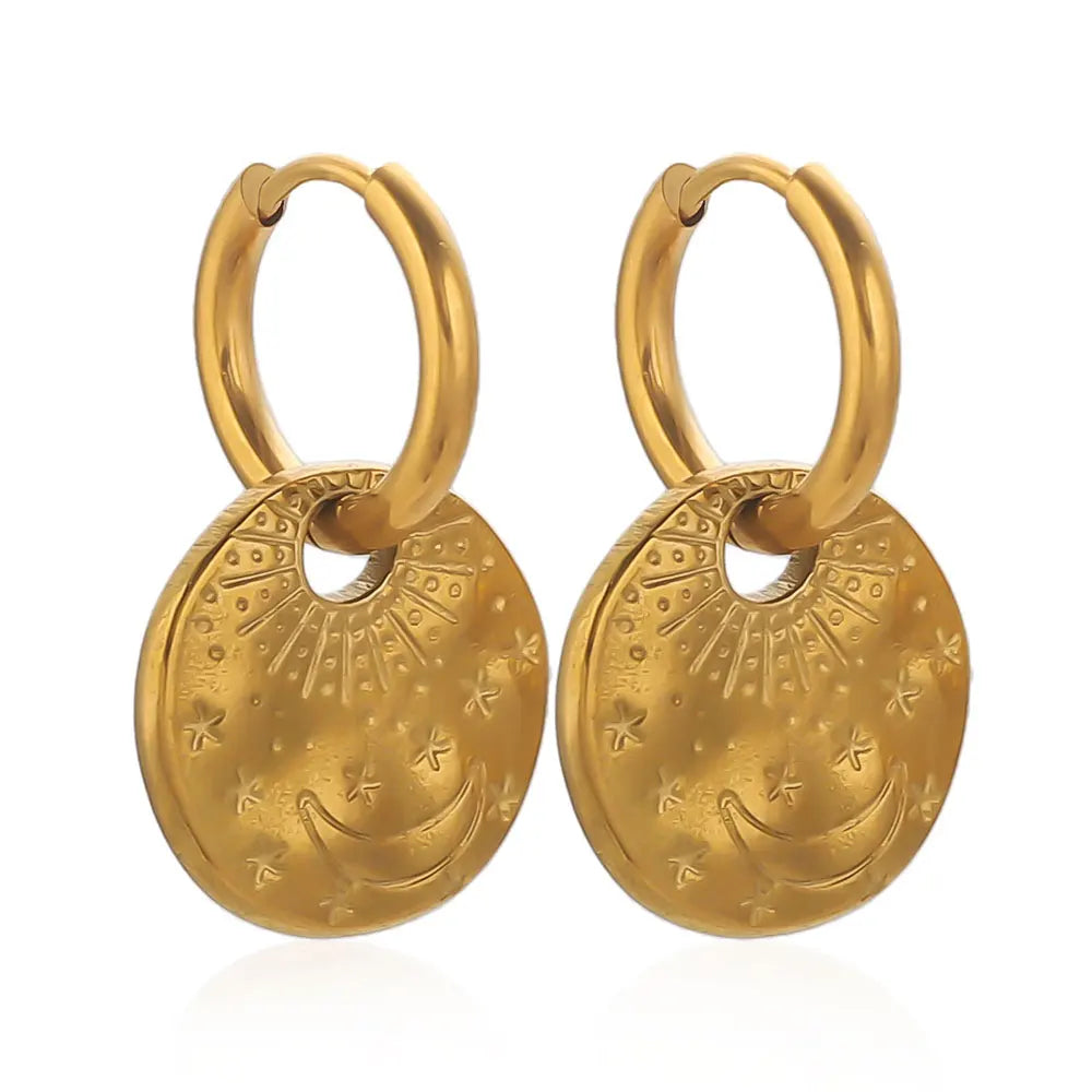 Boucles d'oreilles créoles avec pendentif rond soleil et lune gravés