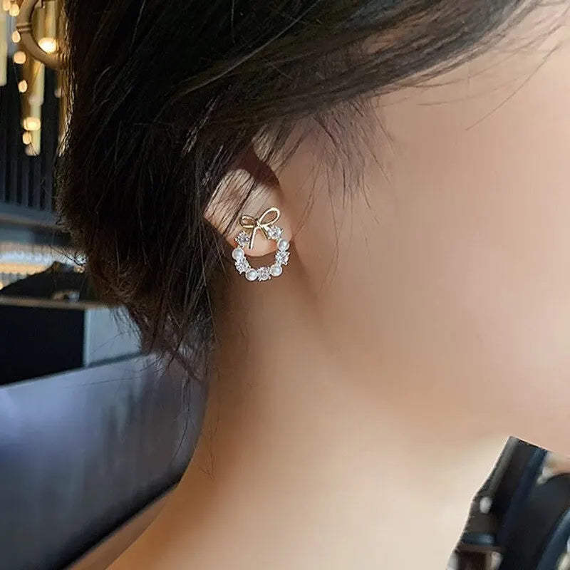 Creolen-Ohrringe mit Perlen und Schmetterlingsknoten