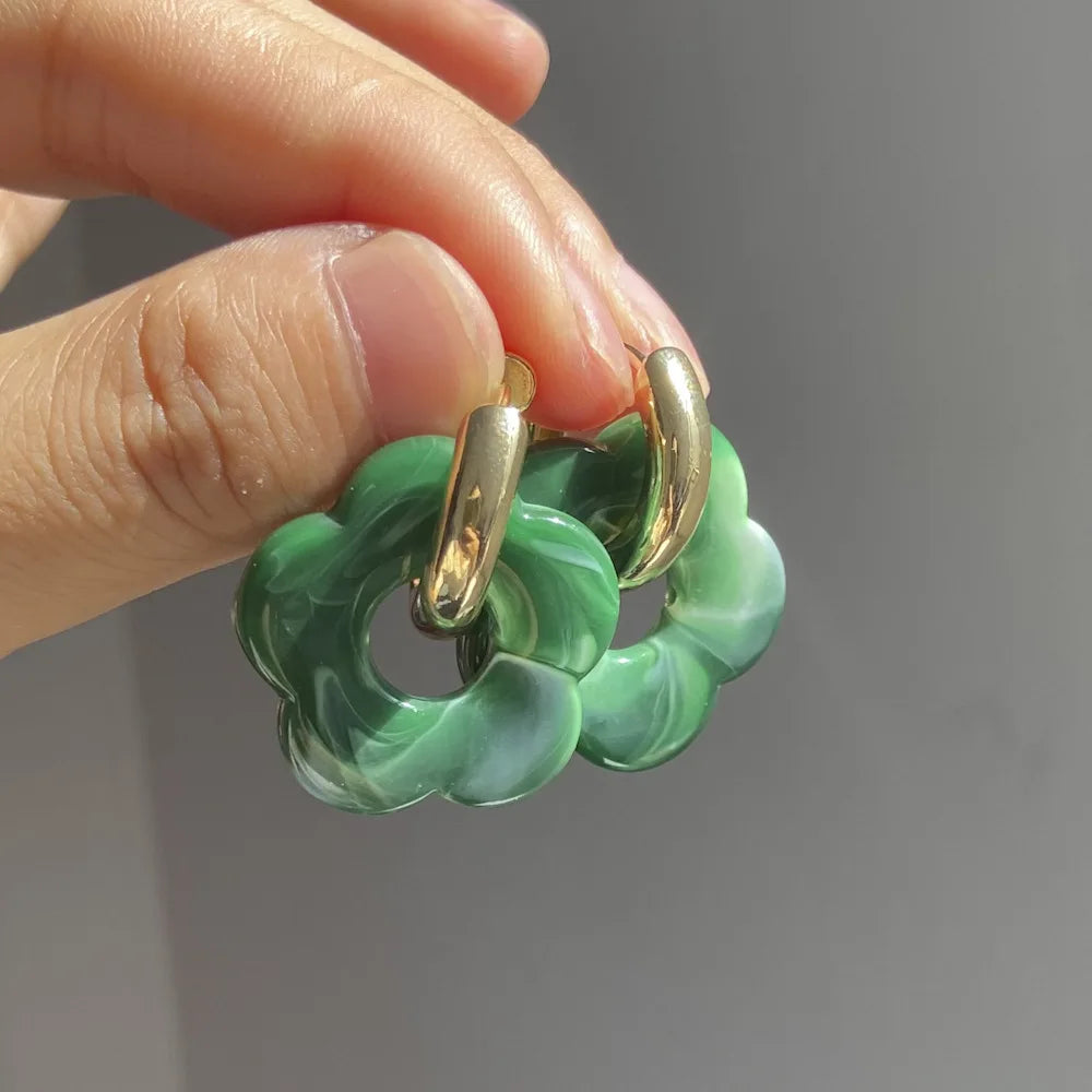 Creolen-Ohrringe mit Blumen aus Harz