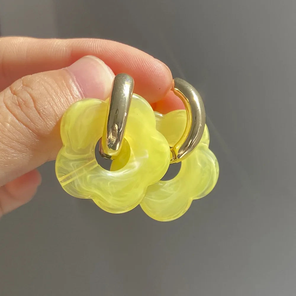 Creolen-Ohrringe mit Blumen aus Harz