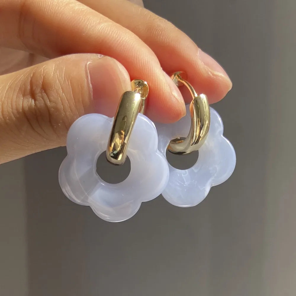 Creolen-Ohrringe mit Blumen aus Harz