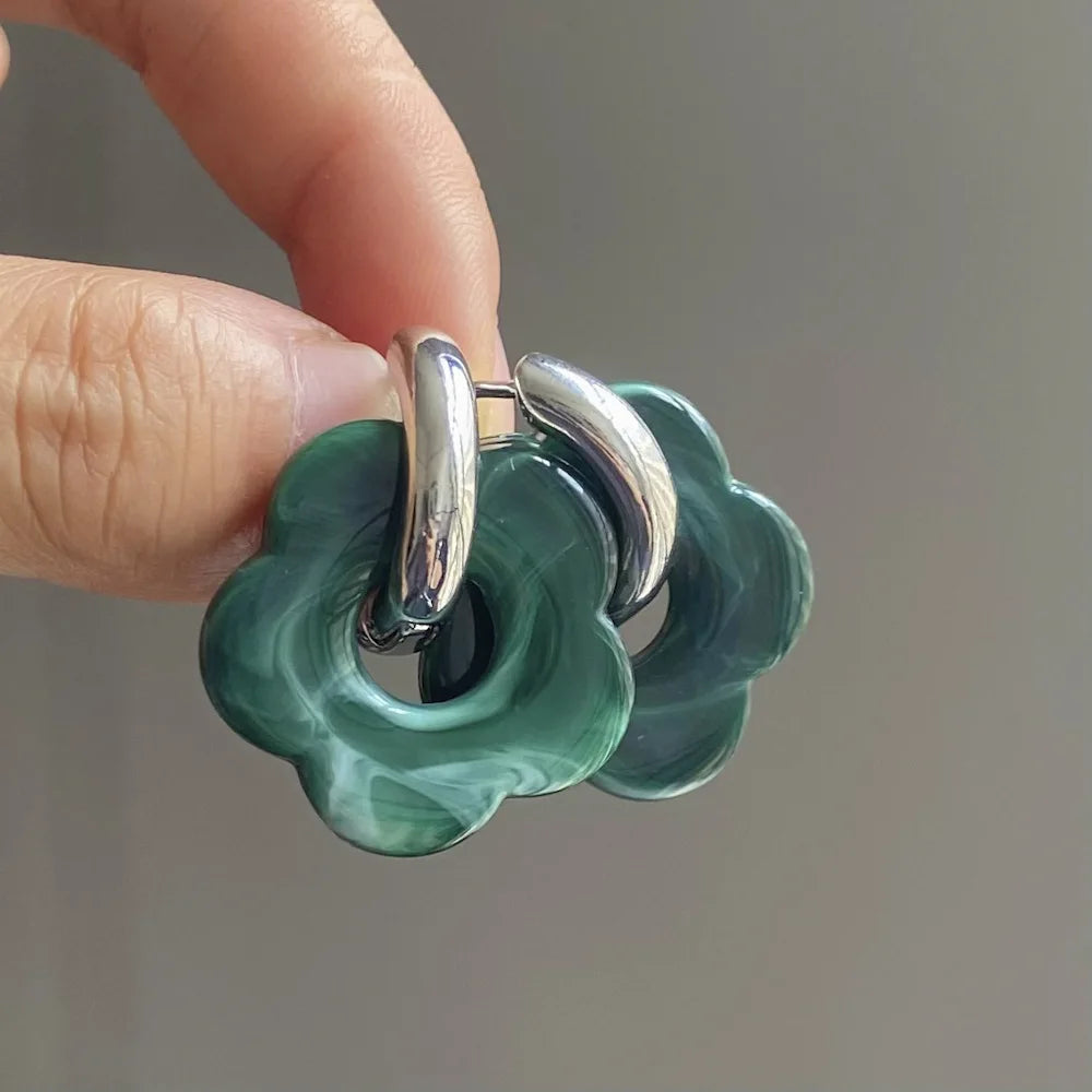 Creolen-Ohrringe mit Blumen aus Harz