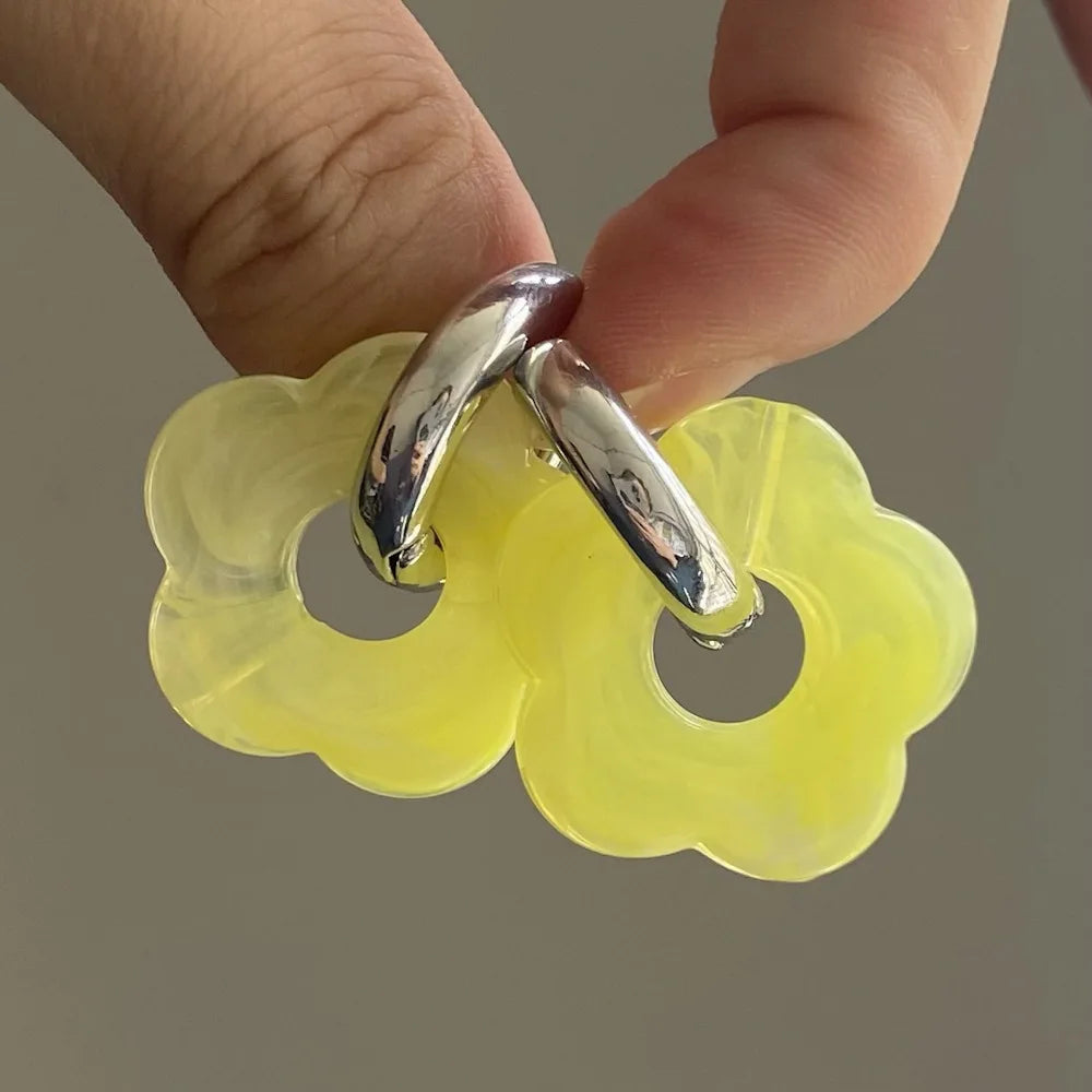 Creolen-Ohrringe mit Blumen aus Harz