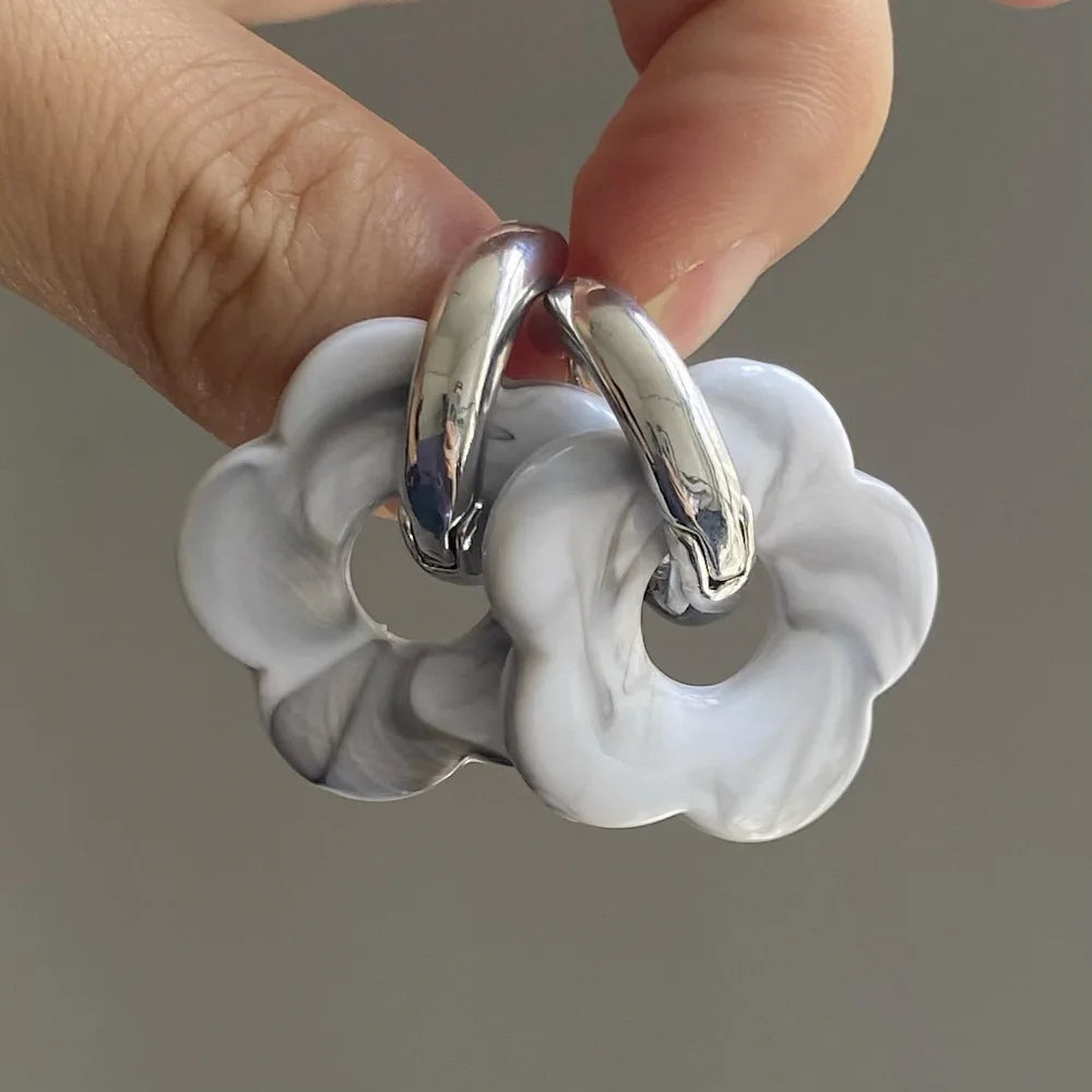 Creolen-Ohrringe mit Blumen aus Harz