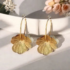 Creolen-Ohrringe mit Blütenblättern Gold