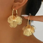 Creolen-Ohrringe mit Blütenblättern Gold
