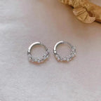 Creolen-Ohrringe für Damen mit silbernen Perlen