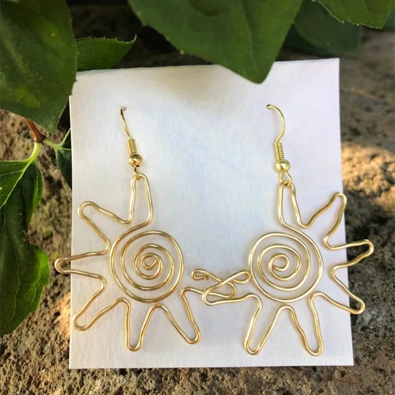 Ohrringe im Sonnenstil hängend