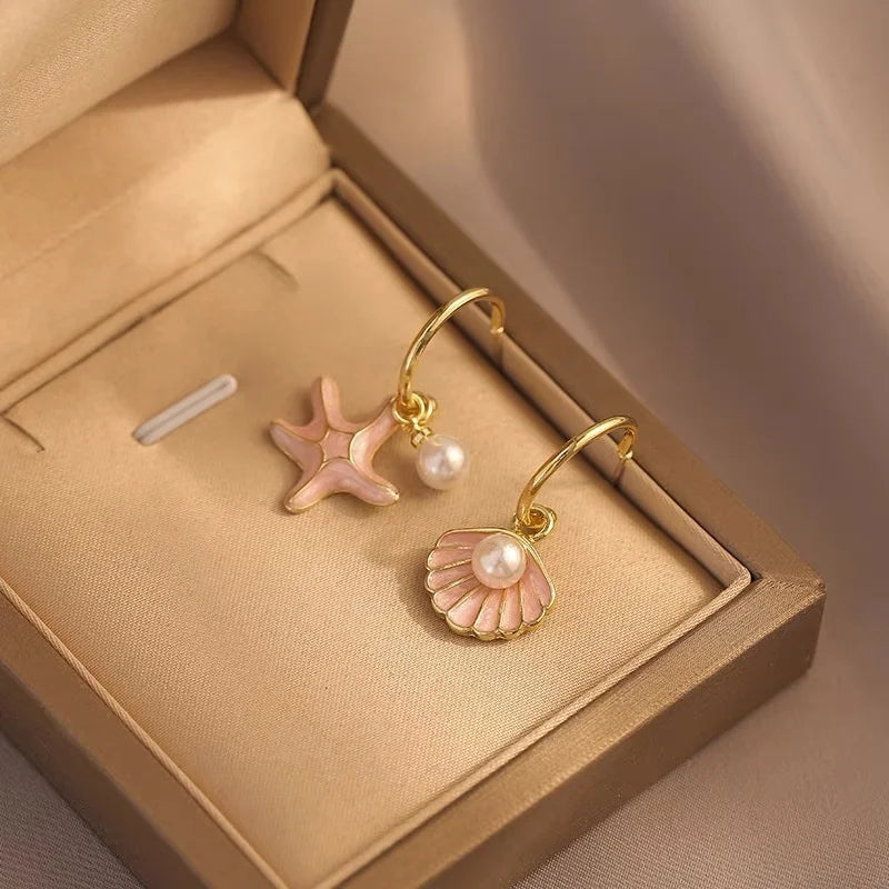 Emaillierte Ohrringe mit Muschel und rosa Perle