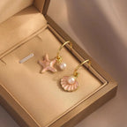 Emaillierte Ohrringe mit Muschel und rosa Perle