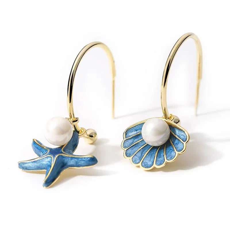 Emaillierte Ohrringe mit Muschel und blauer Perle