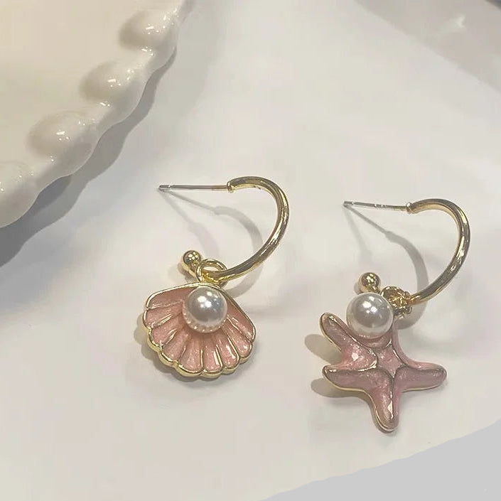 Emaillierte Ohrringe mit Muschel und rosa Perle