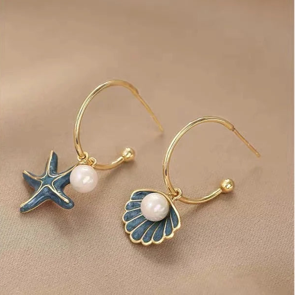 Emaillierte Ohrringe mit Muschel und blauer Perle