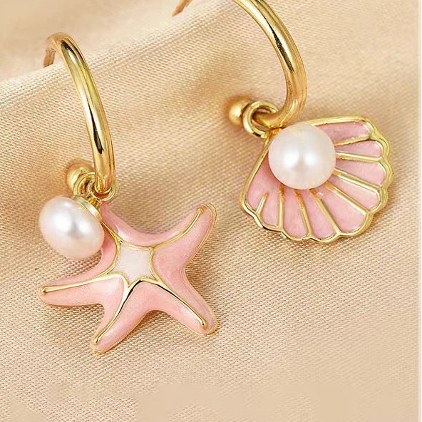 Emaillierte Ohrringe mit Muschel und rosa Perle