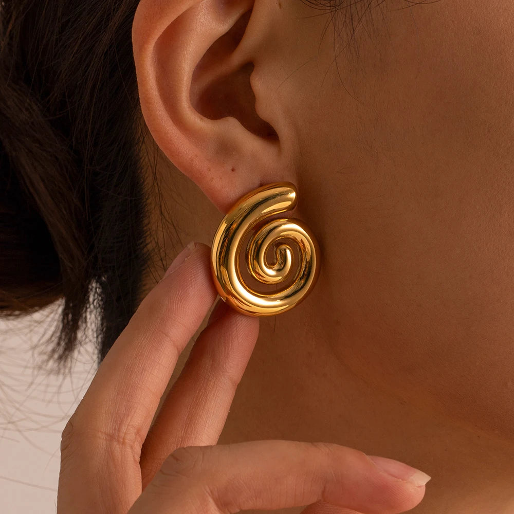 Ohrstecker in gewölbter Spiralform Gold