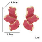 Halb-Blumen-Ohrstecker mit roten Blütenblättern