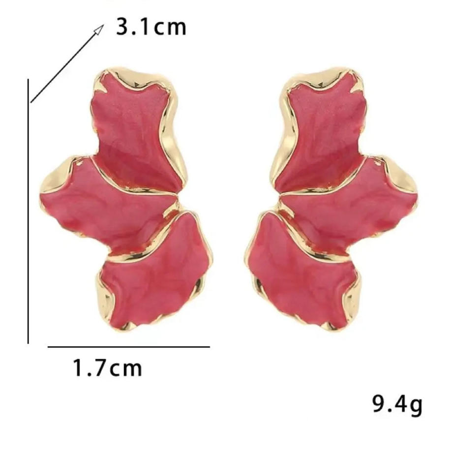 Halb-Blumen-Ohrstecker mit roten Blütenblättern