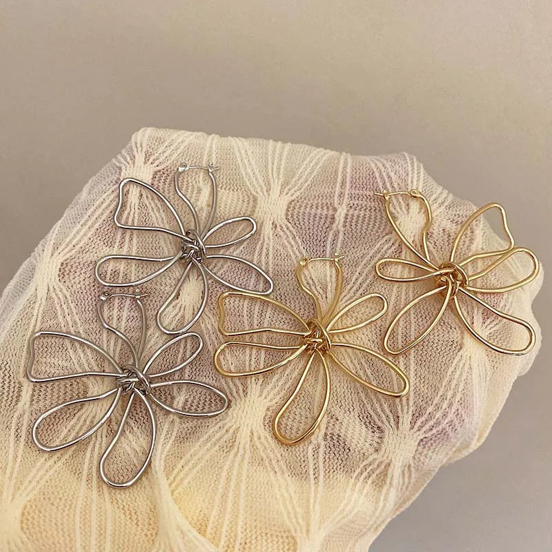 Vintage asymmetrische Ohrstecker mit Blumen in Silber