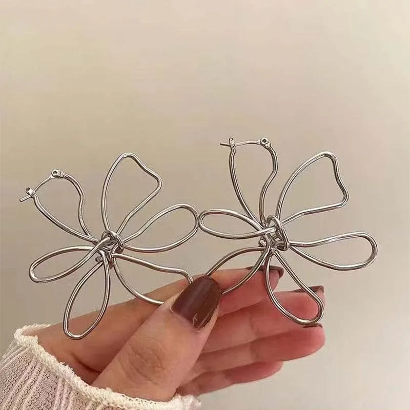 Vintage asymmetrische Ohrstecker mit Blumen in Silber