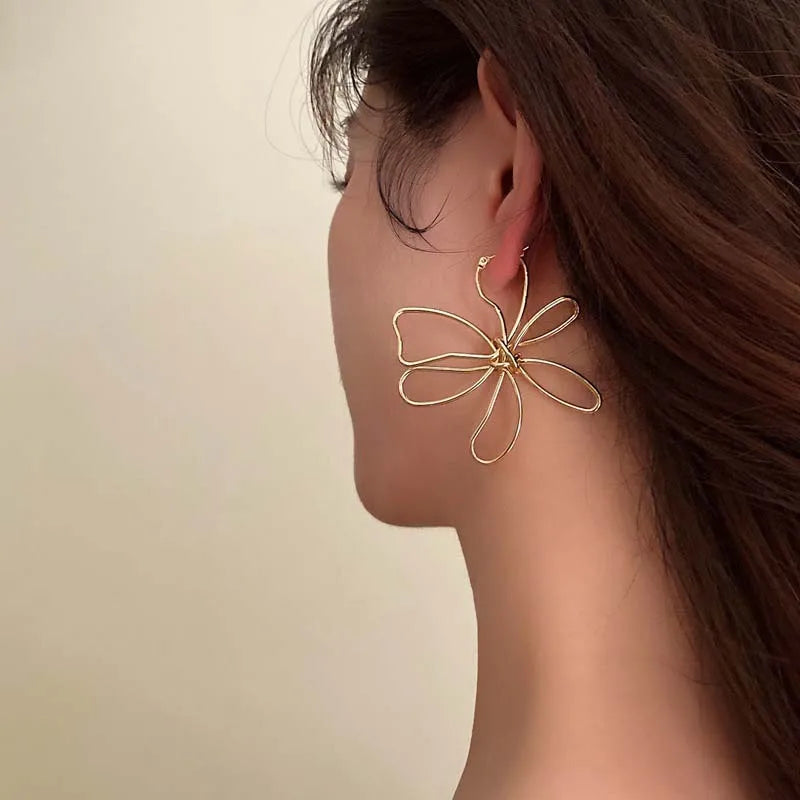 Vintage asymmetrische Ohrstecker mit Blumen in Gold