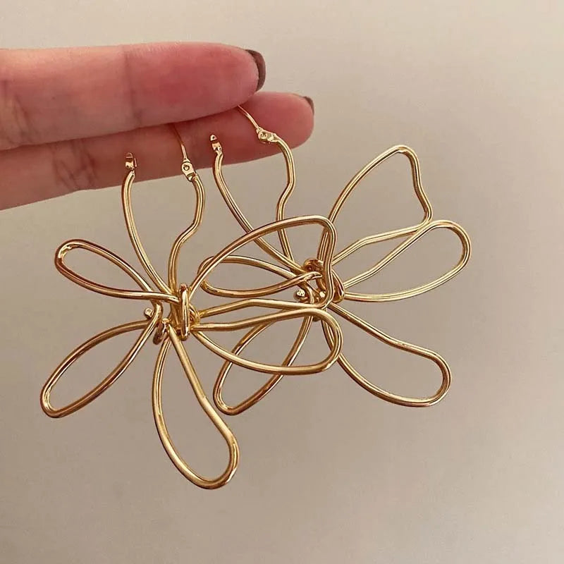 Vintage asymmetrische Ohrstecker mit Blumen in Gold