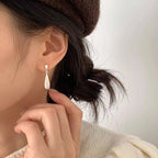 Ohrstecker in Tropfenform mit weißem Zirkonia 