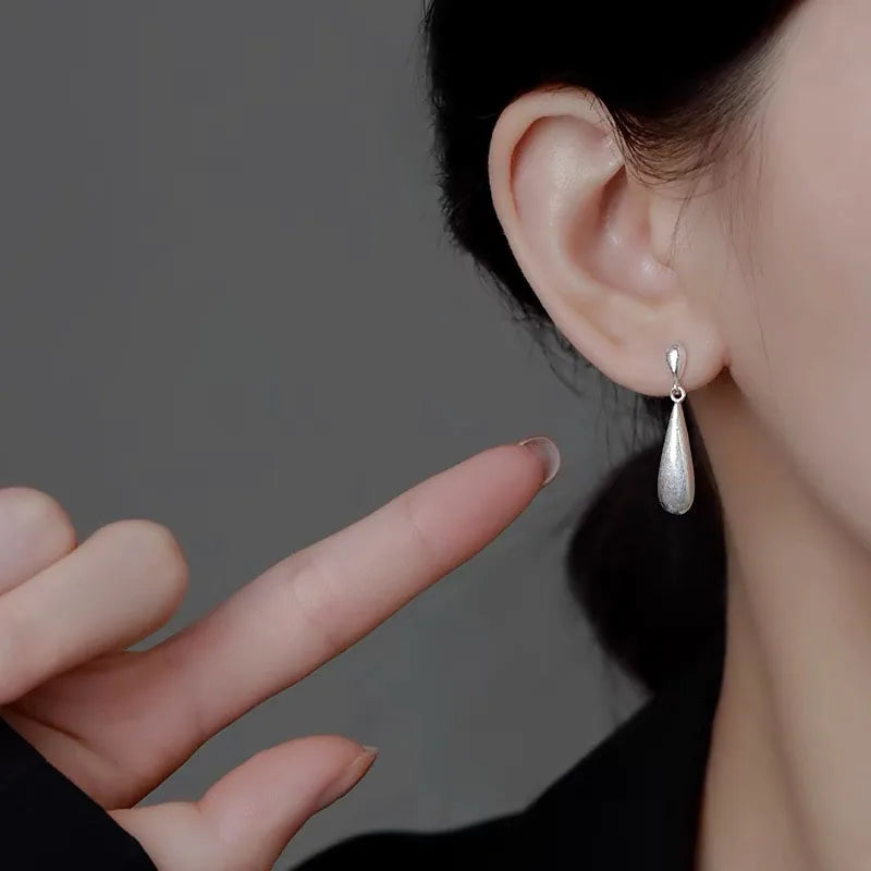 Ohrstecker in Tropfenform mit weißem Zirkonia 