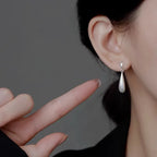 Ohrstecker in Tropfenform mit weißem Zirkonia 