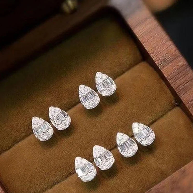 Minimalist su damlası kristal taşlarla pavé kaplamalı küpeler