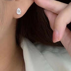 Minimalist su damlası kristal taşlarla pavé kaplamalı gümüş küpeler