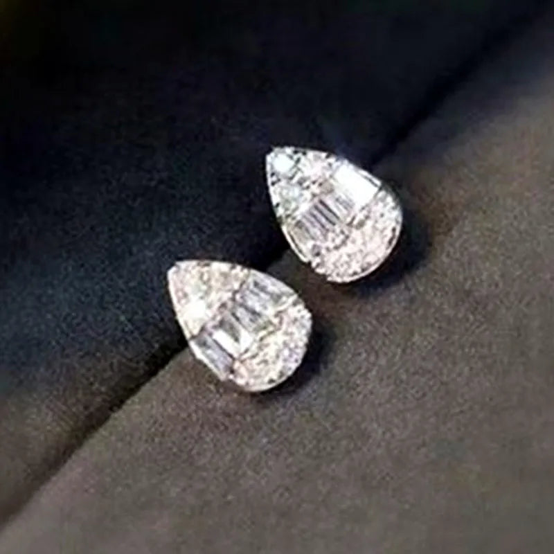 Minimalist su damlası kristal taşlarla pavé kaplamalı gümüş küpeler