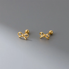 Minimalistische Ohrringe mit goldener Fliege