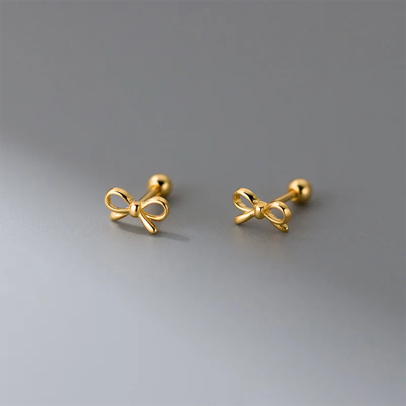 Minimalistische Ohrringe mit goldener Fliege